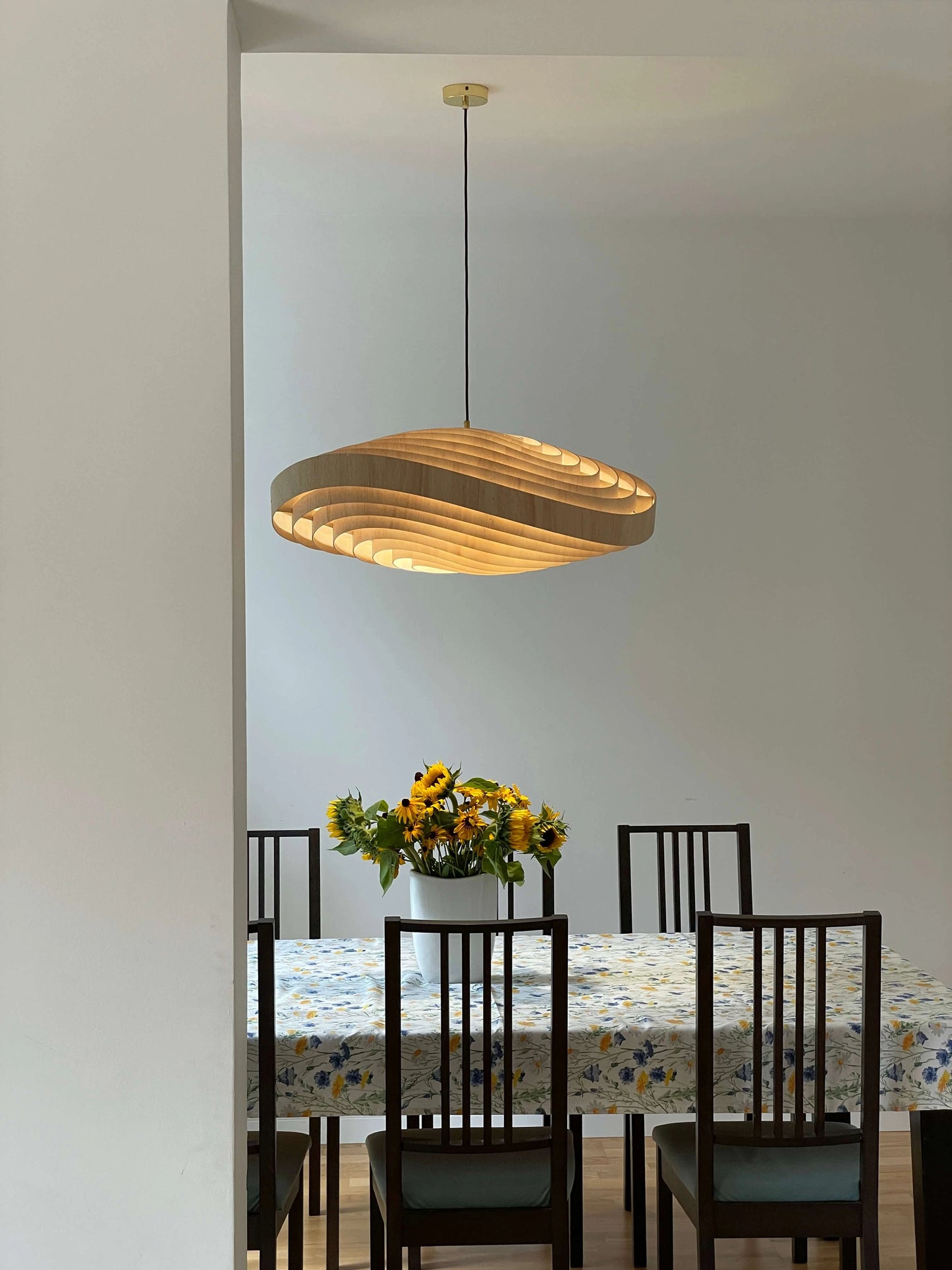 Lampa WAVY w aranżacji nad stołem jadalnianym – designerska drewniana lampa wisząca