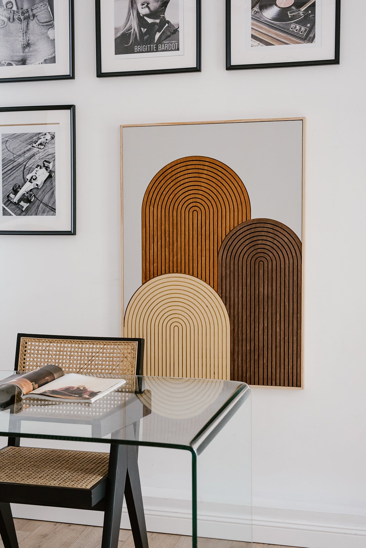 Geometryczna dekoracja ścienna BOHO z warstwowym motywem łuków w naturalnych odcieniach drewna.