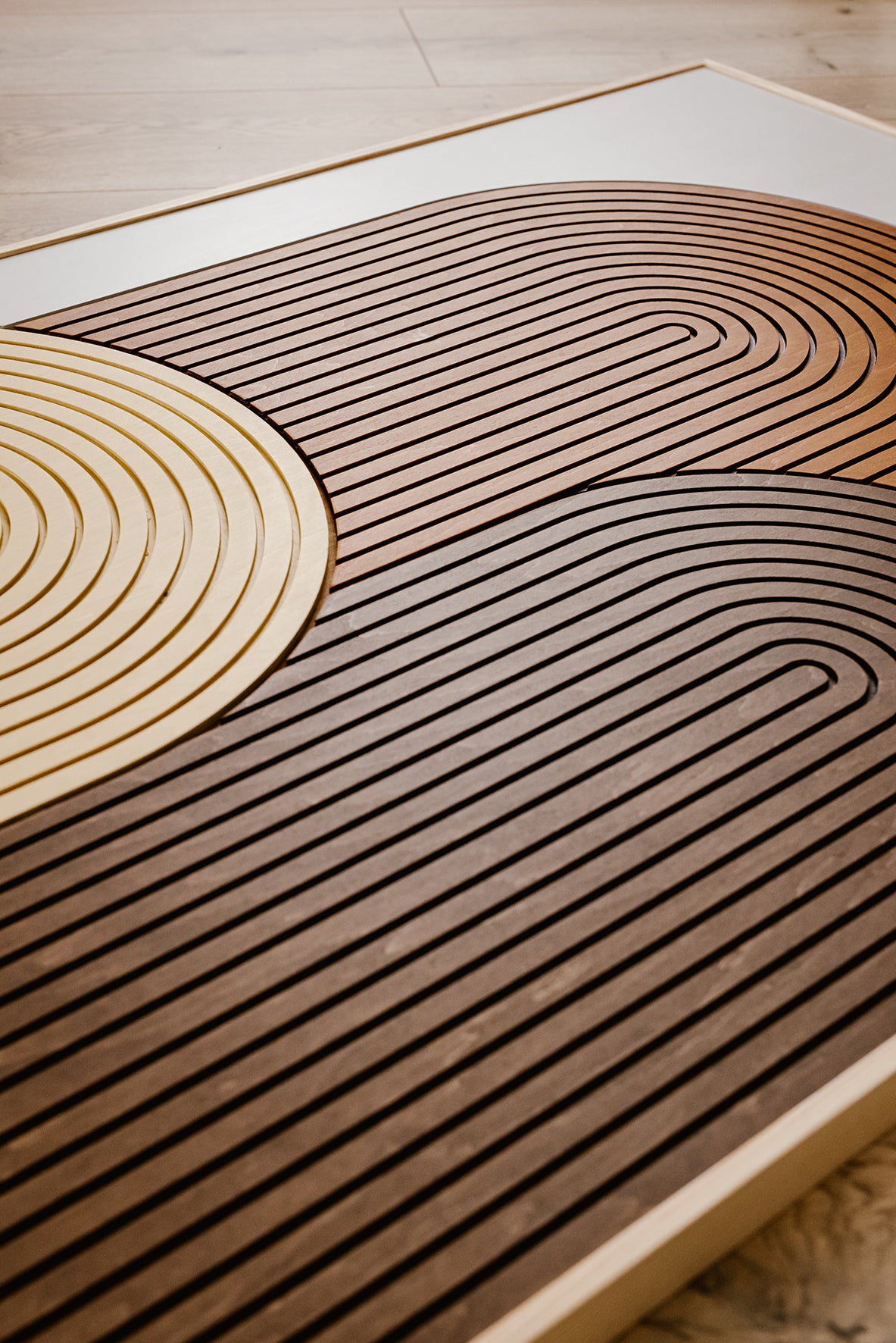 Zbliżenie na frezowany, warstwowy wzór łuków w dekoracji ściennej BOHO.