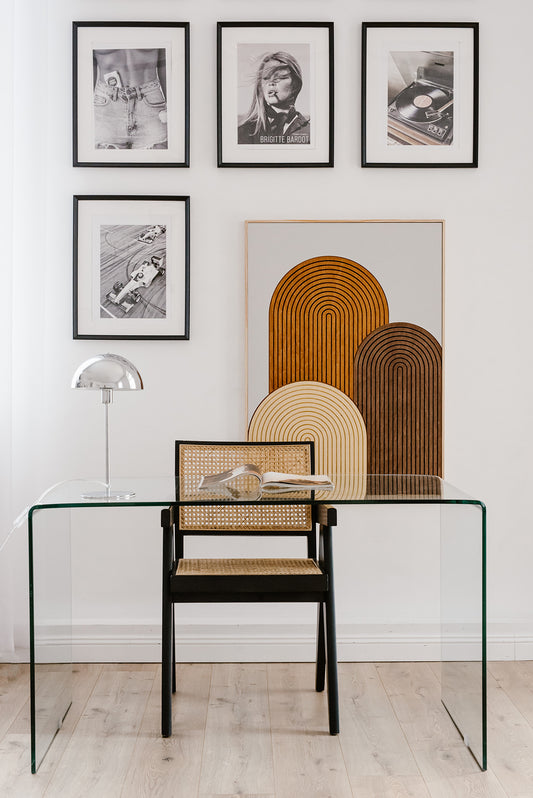 Drewniana dekoracja ścienna BOHO w odcieniach brązu i beżu, ustawiona w nowoczesnym wnętrzu przy szklanym biurku.