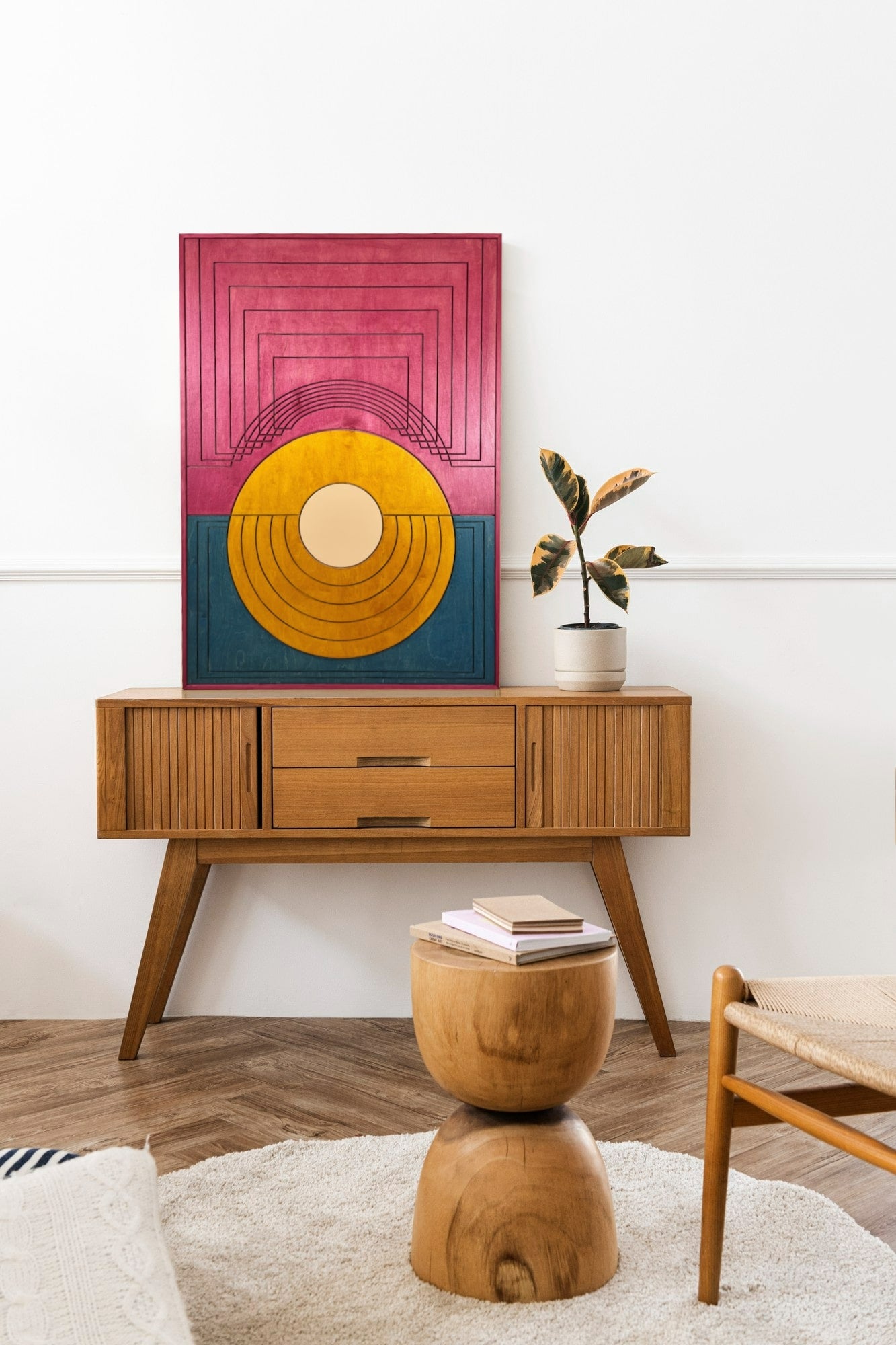 Drewniana dekoracja ścienna DAWN ustawiona na komodzie w salonie w stylu boho