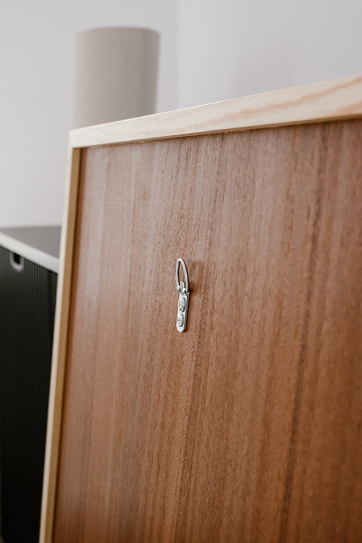 Tył dekoracji ściennej DAWN z metalowym uchwytem montażowym.