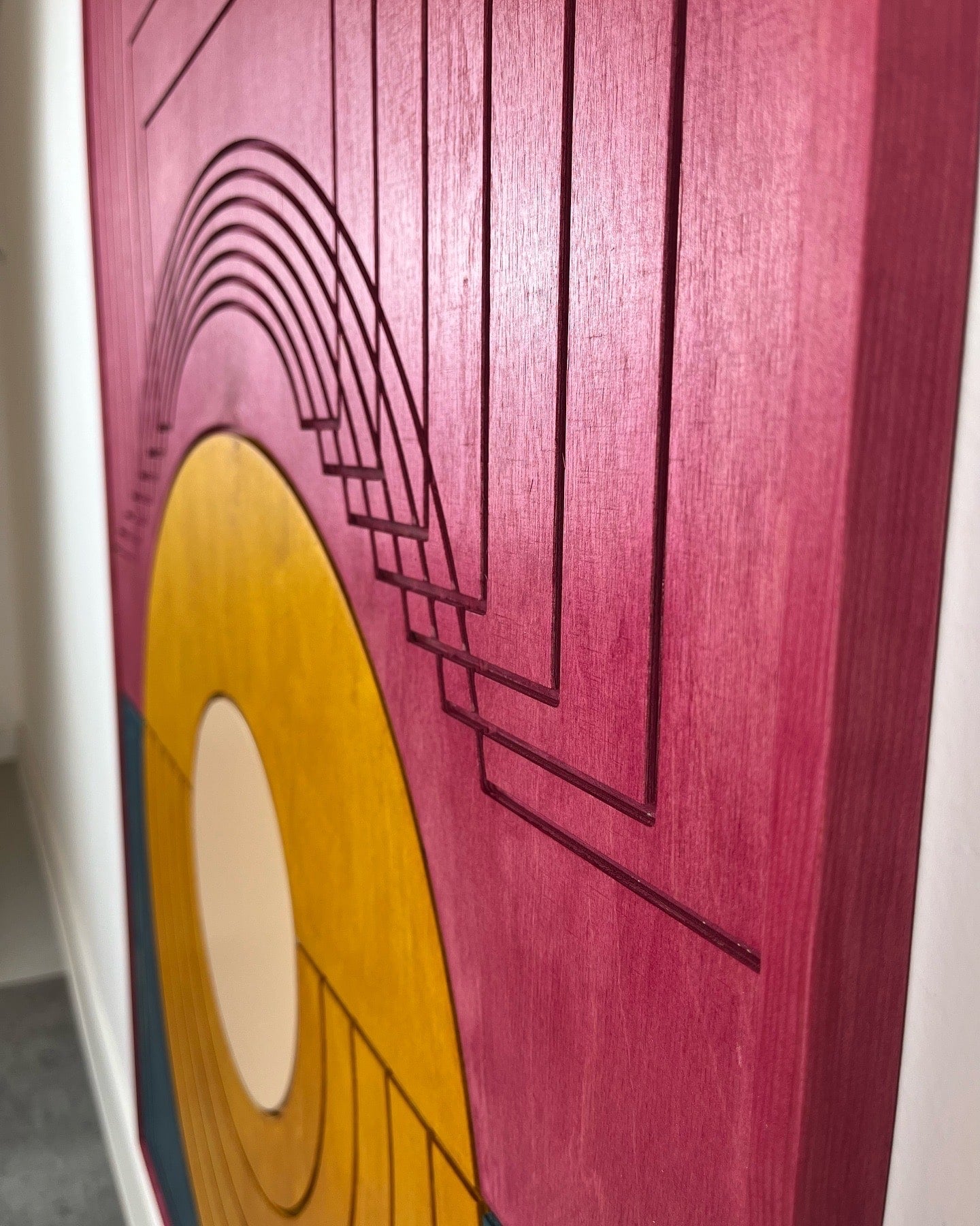 Boczny detal drewnianej dekoracji ściennej DAWN, widoczna struktura drewna i kolorowe wykończenie