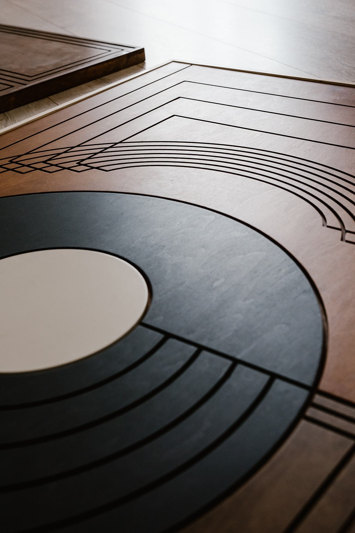 Detal frezowania w drewnianej dekoracji ściennej DAWN, geometryczne linie i naturalna struktura drewna