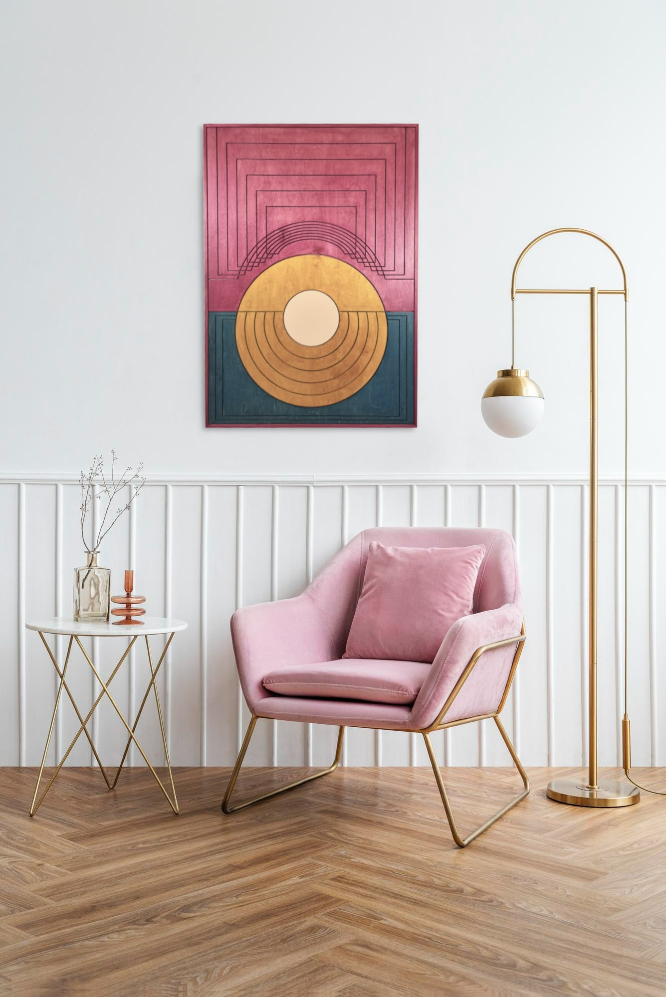 Kolorowa drewniana dekoracja ścienna DAWN w nowoczesnym wnętrzu z różowym fotelem
