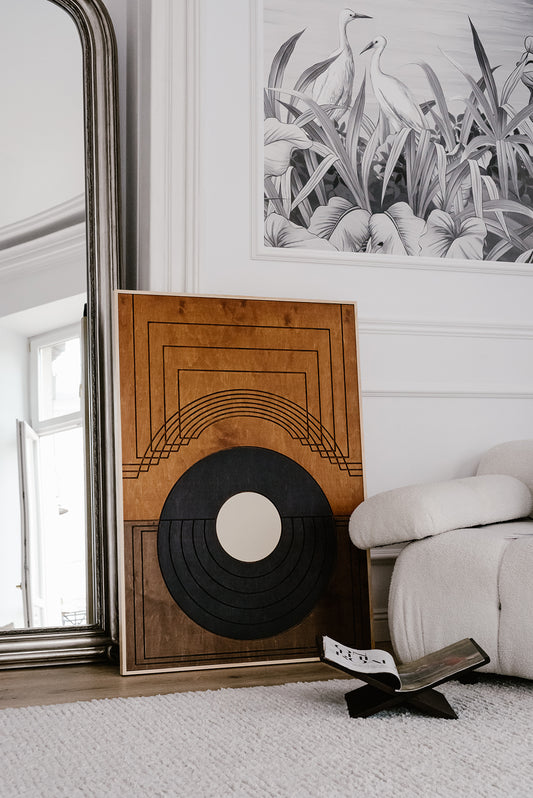 Drewniane dekoracje ścienne o geometrycznym wzorze, ustawione w nowoczesnym, jasnym wnętrzu.
