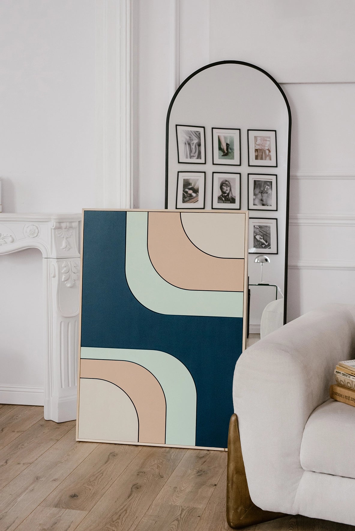 Nowoczesna dekoracja ścienna DEW w stylu minimalistycznym, oparta o ścianę w eleganckim salonie.