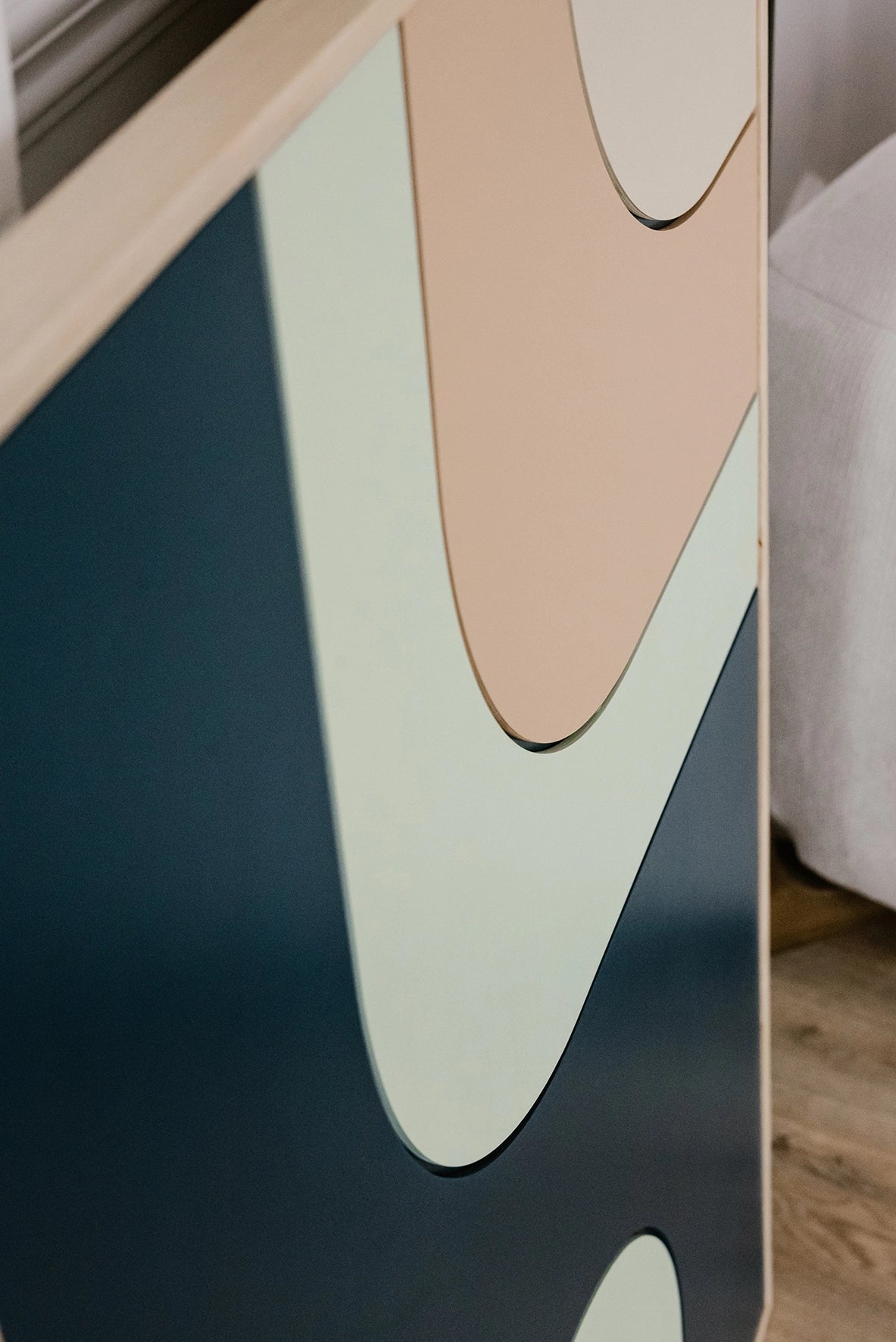 Zbliżenie detali drewnianej dekoracji DEW – gładkie linie i kolorowe warstwy.