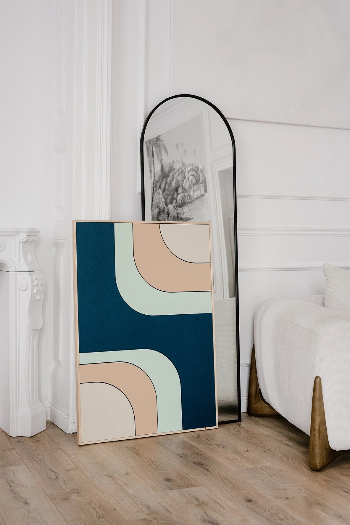 Boczne ujęcie drewnianej dekoracji ściennej DEW prezentujące ręczne wykończenie.