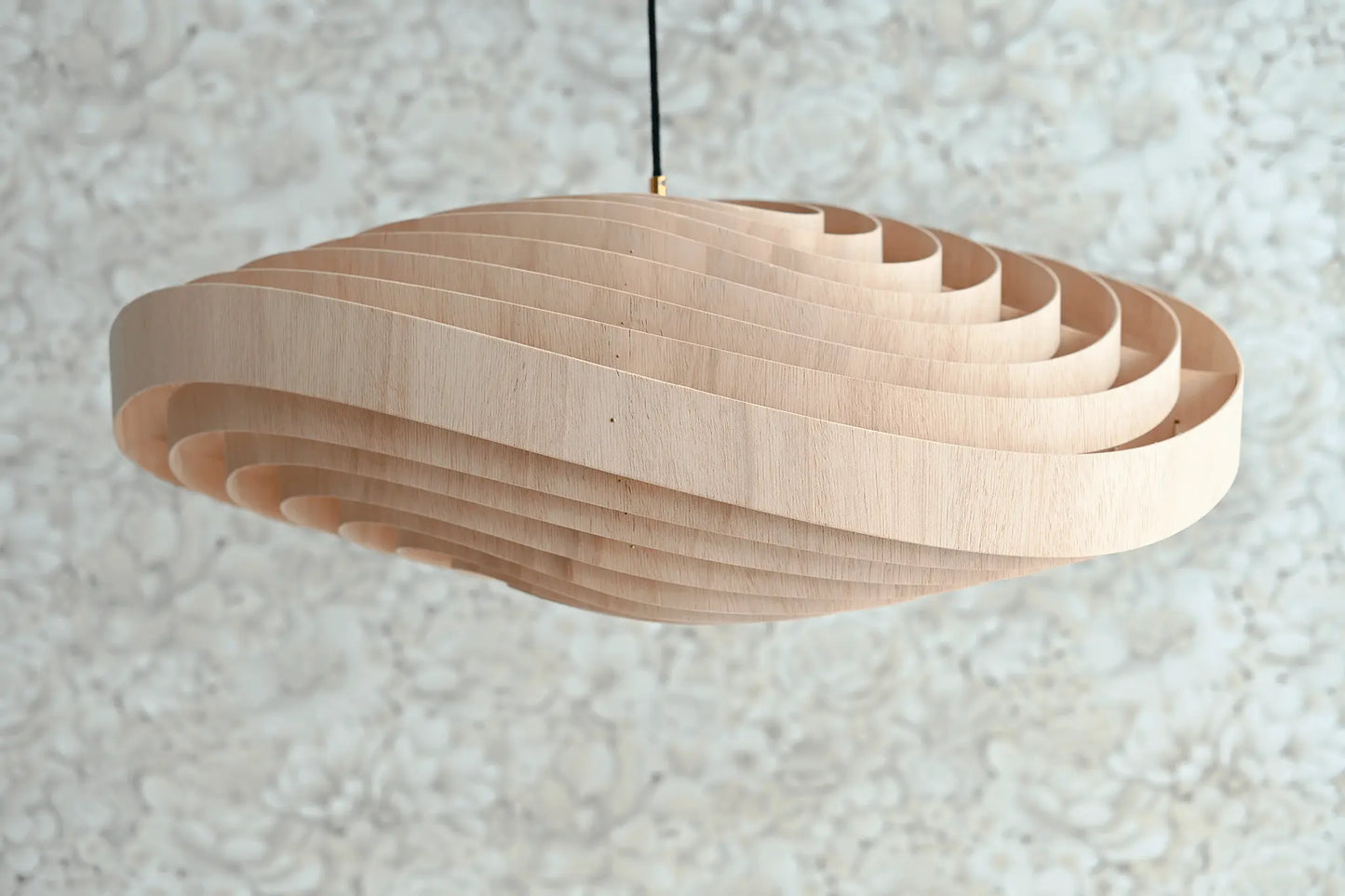 Lampa WAVY – drewniana lampa wisząca z elastycznej sklejki, ręcznie robiona, widok w świetle dziennym