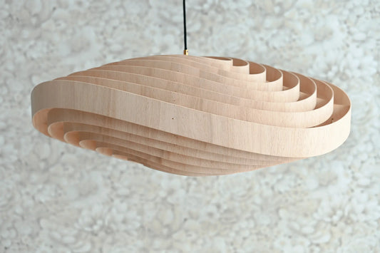 Lampa WAVY – drewniana lampa wisząca z elastycznej sklejki, ręcznie robiona, widok w świetle dziennym