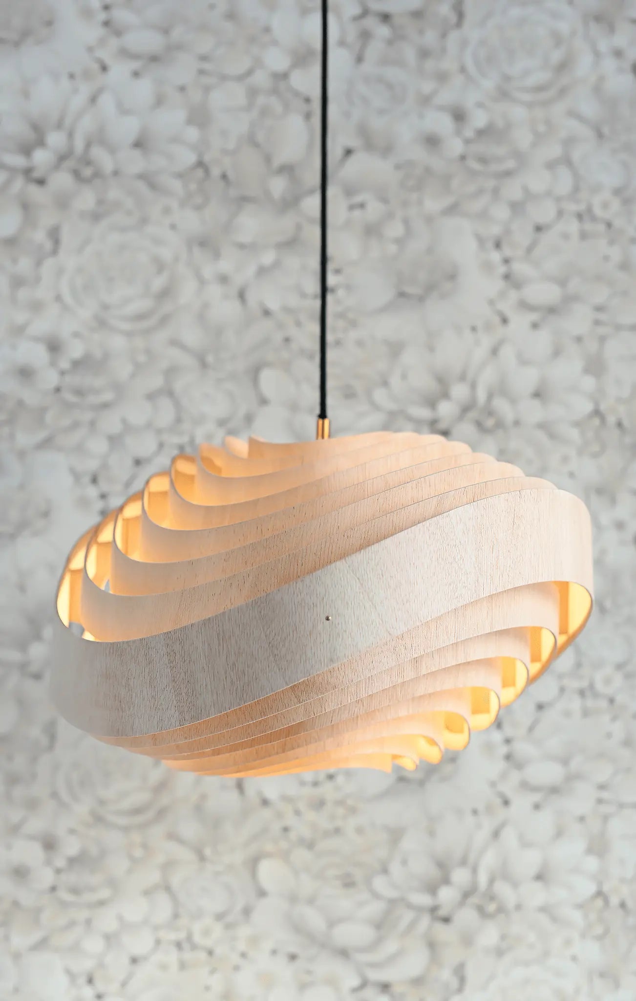 Lampa WAVY wykonana z jasnej sklejki – nowoczesna lampa wisząca o organicznej formie