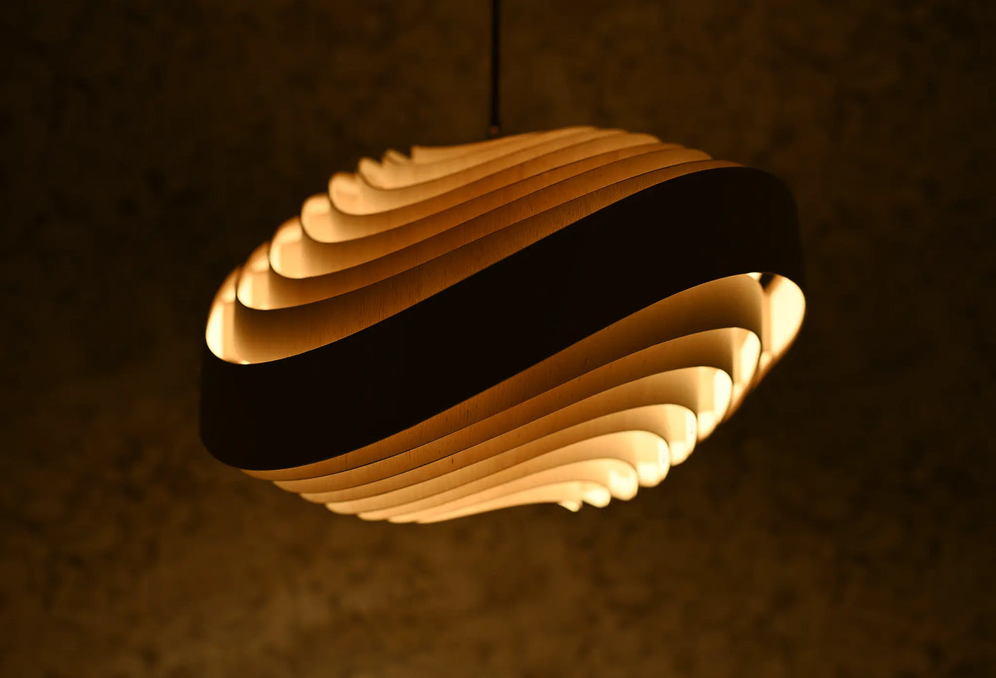 Lampa WAVY w ciepłym świetle wieczornym – designerska drewniana lampa wisząca