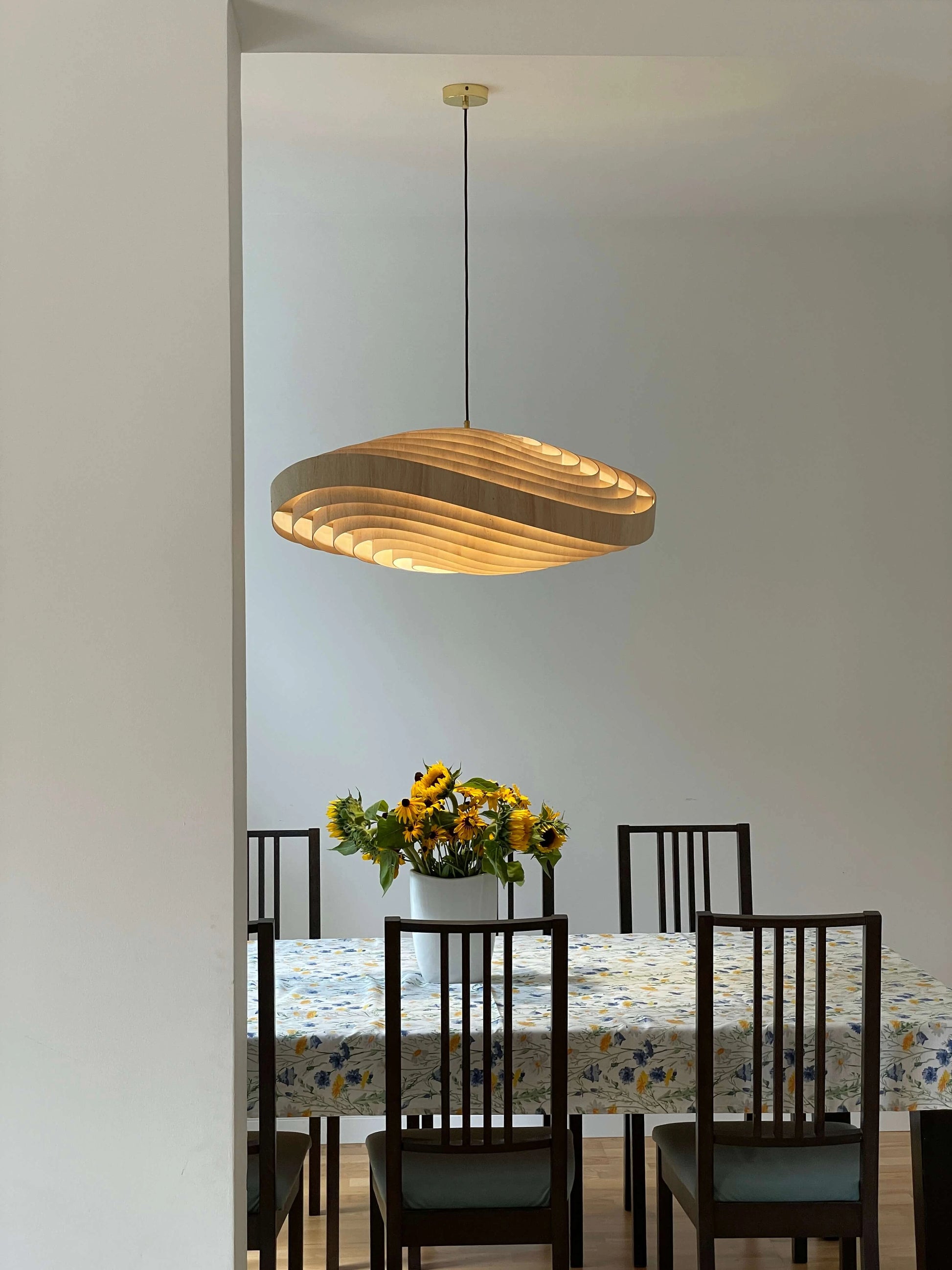 Lampa WAVY w aranżacji nad stołem jadalnianym – designerska drewniana lampa wisząca