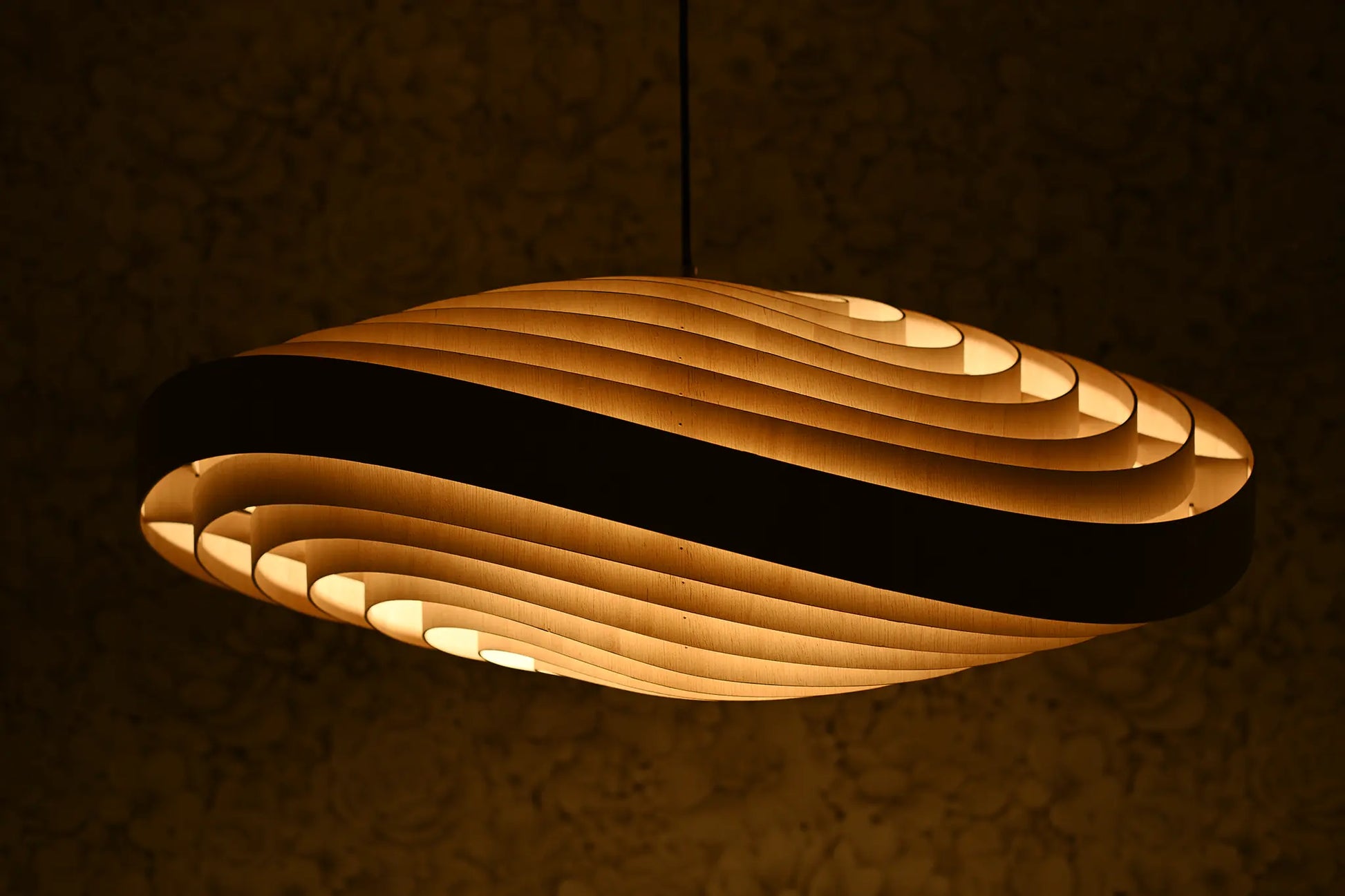 Podświetlona lampa WAVY – ręcznie robiona lampa drewniana z elastycznej sklejki w ciepłym świetle