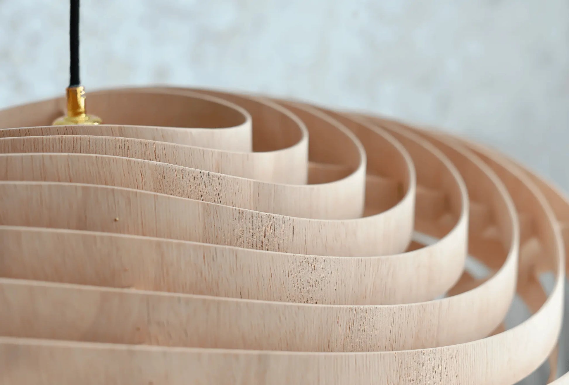 Zbliżenie na strukturę sklejki w lampie WAVY – ręcznie robiona drewniana lampa o falistym kształcie