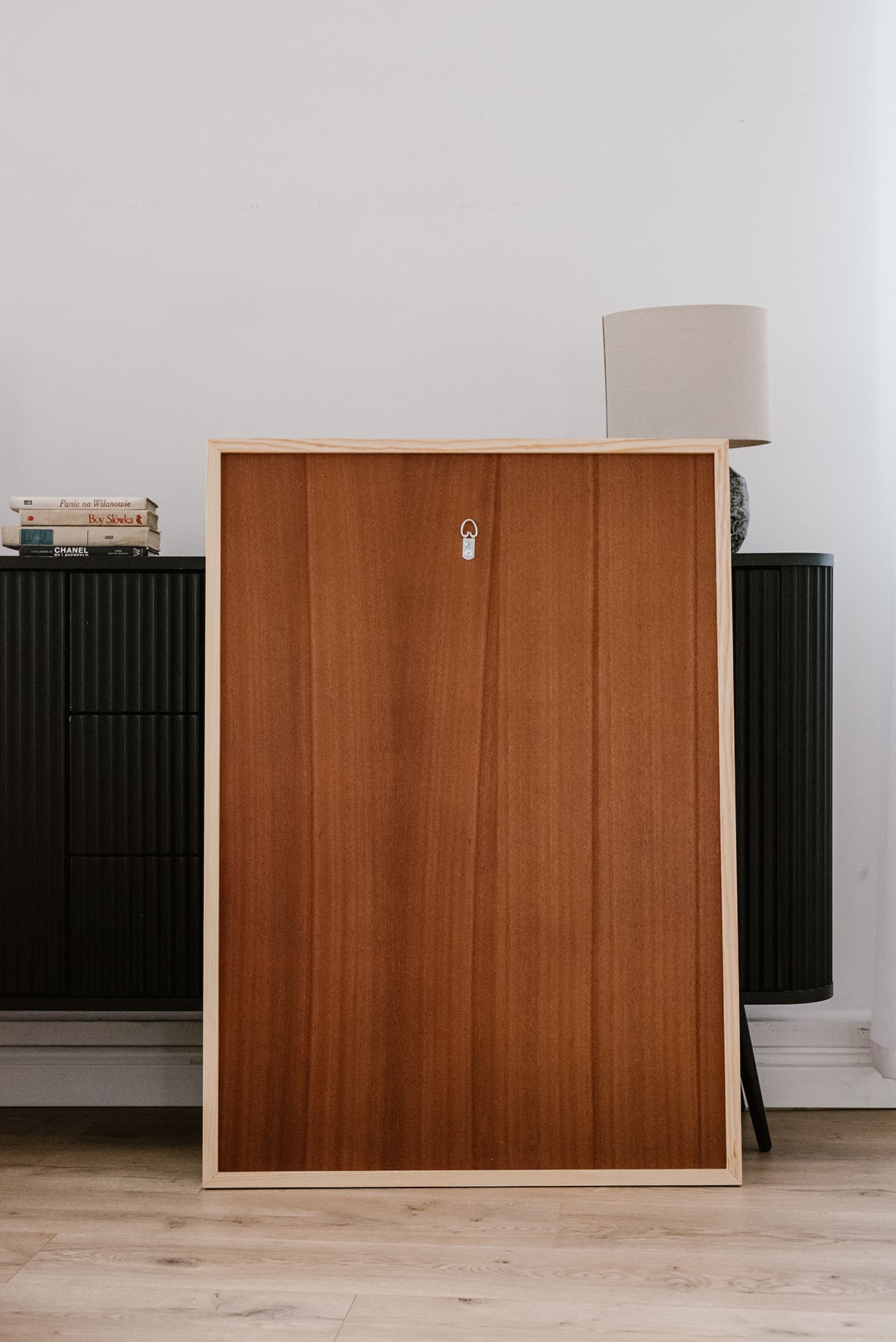 Dekoracja ścienna MODU z geometrycznym motywem w eleganckiej aranżacji salonu, widok pleców.