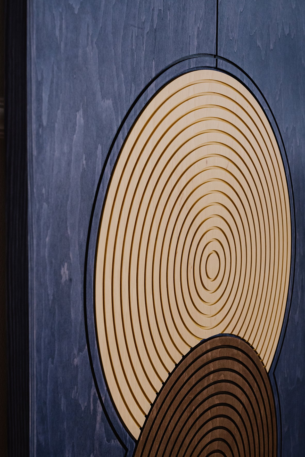 zbliżenie na geometryczny detal drewnianej dekoracji ściennej NOBU, ręcznie robionej dekoracji